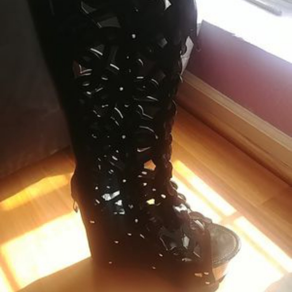 Black wedges